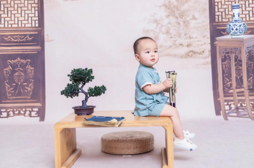 松原宝宝边吃奶边挣扎烦躁